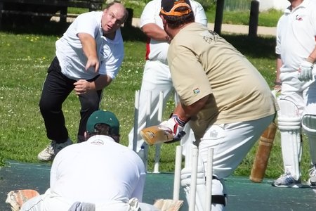 Henry Pieters van Stanford boul na Nico du Plessis  terwyl Juan Havenga (skeidsregter) fyn dophou.  